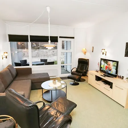Paen Til 4 Personer Med Internet Sj3106 Henne Strand