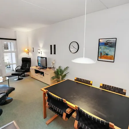 Paen Til 4 Personer Med Internet Sj3106 Henne Strand