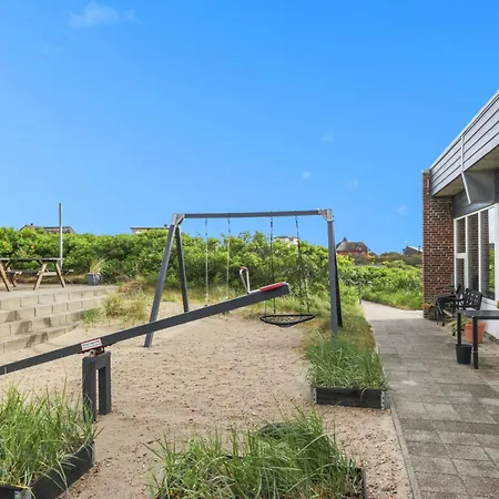 Paen Til 4 Personer Med Internet Sj3106 Henne Strand